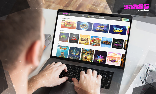 Ordenador portátil con la página web de Yaass Casino en la pantalla