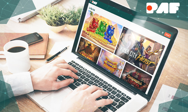 Ordenador portátil con la página web de Paf en la pantalla