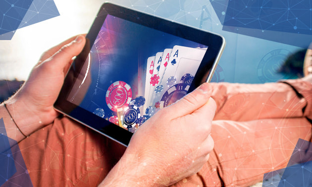 Una persona jugando en casinos en línea de Nicaragua desde una tablet.