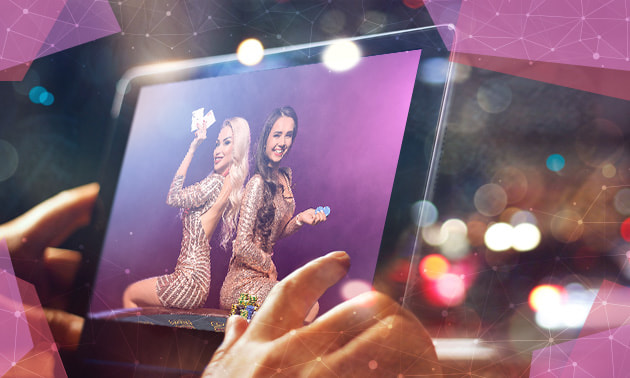 Una persona jugando al casino en vivo desde una tablet.