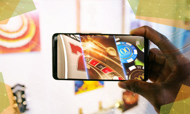 Una persona sosteniendo un celular mientras juega en un casino online paraguayo.