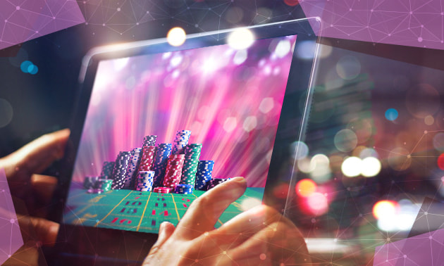 Una persona jugando en un casino online desde una tablet.