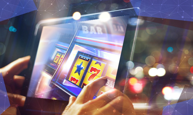 Una persona jugando en casinos online de Portugal desde una tablet.