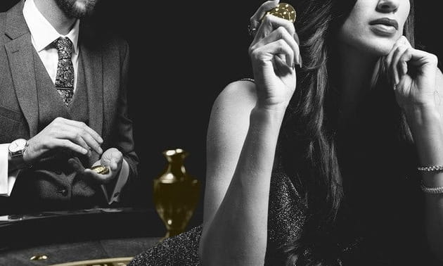 Primer plano de una mujer sujetando una ficha de casino