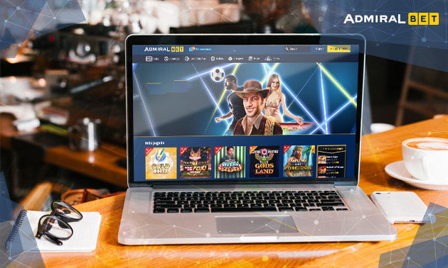 Persona buscando opiniones de AdmiralBet en un dispositivo electrónico.