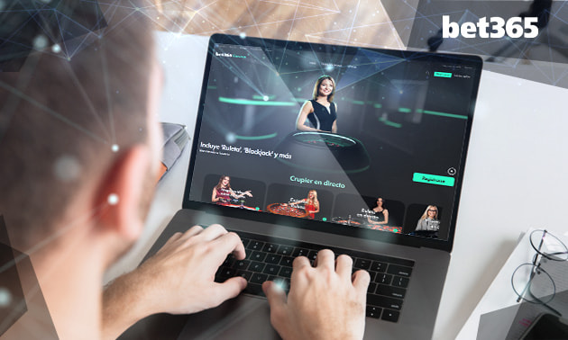 Una persona jugando en el casino online bet365.