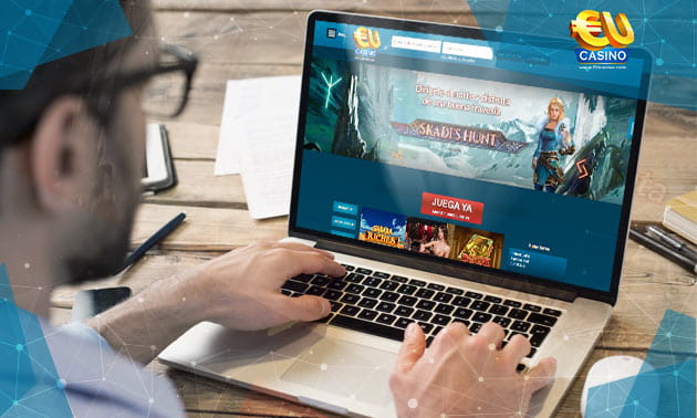 Una persona jugando en el casino online EUcasino.