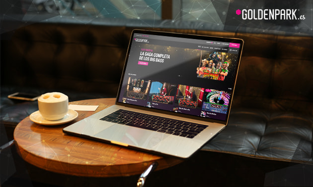 Usuario jugando online tras leer las opiniones de GoldenPark en una cafetería