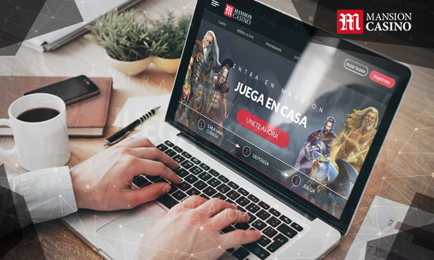 Una persona jugando en el casino online Mansion Casino.
