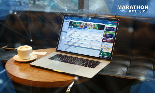 El casino online Marathonbet en un ordenador apoyado en la mesa de una cafetería