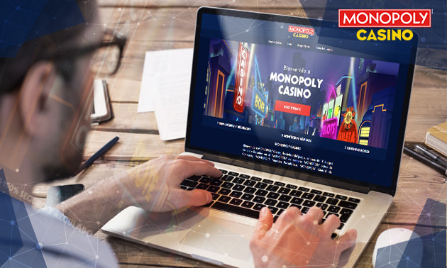 Una persona jugando en el casino online Monopoly Casino.