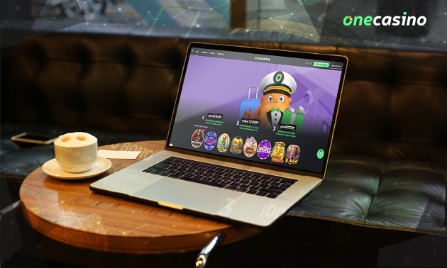 Una persona jugando en el casino online OneCasino.