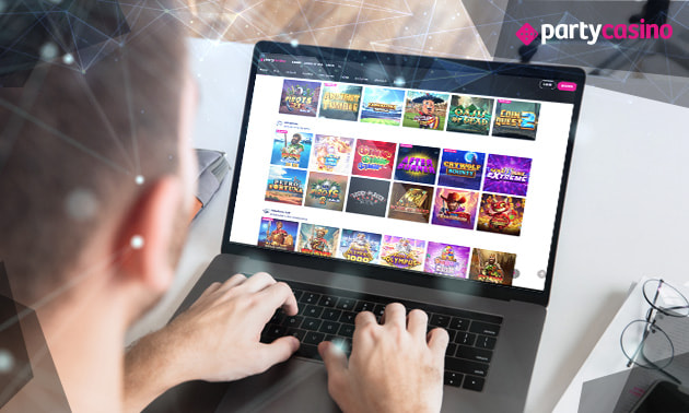 Una persona jugando en el casino online PartyCasino.