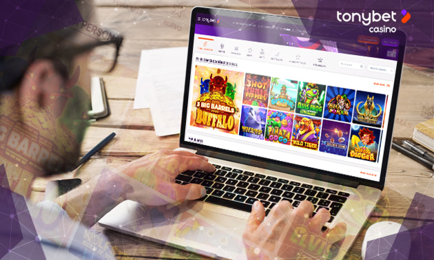 Una persona jugando en el casino online TonyBet.
