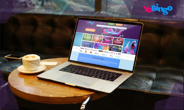 Ordenador mostrando el casino YoBingo España para jugar online en una cafetería.