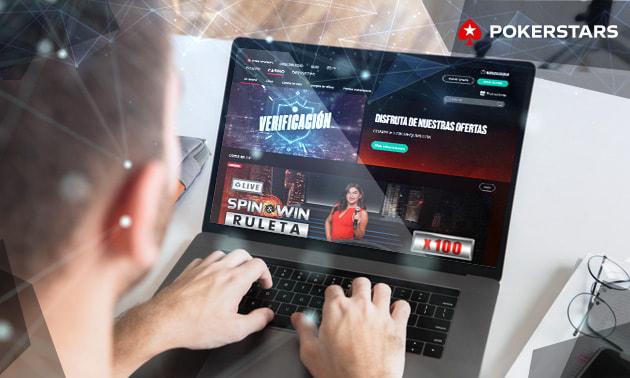 Casino PokerStars en la pantalla de un portátil de un chico.