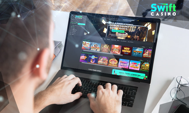 Persona consultando las opiniones de Swift Casino online