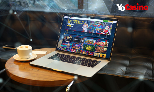 Persona consultando opiniones sobre YoCasino en un ordenador portátil.