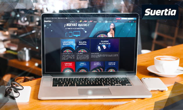 Ordenador portátil con la página web de Suertia en la pantalla