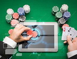 una tableta cubierta de fichas de casino