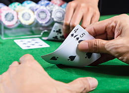 una mano de dos cartas en la mesa de casino