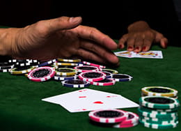 Fichas de casino en una mesa