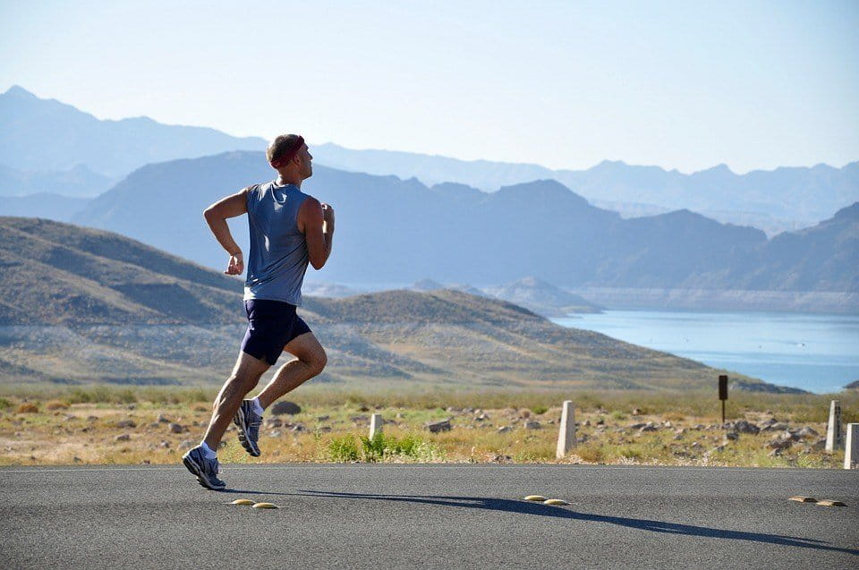 Un hombre que hace el jogging.