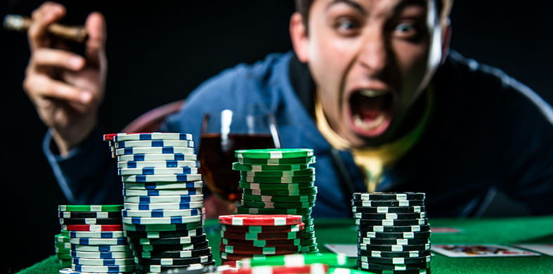 jugador enfadado en una mesa de casino