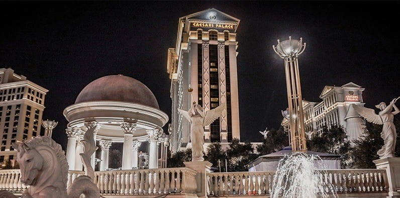 Caesars Palace Casino en Las Vegas durante la noche.