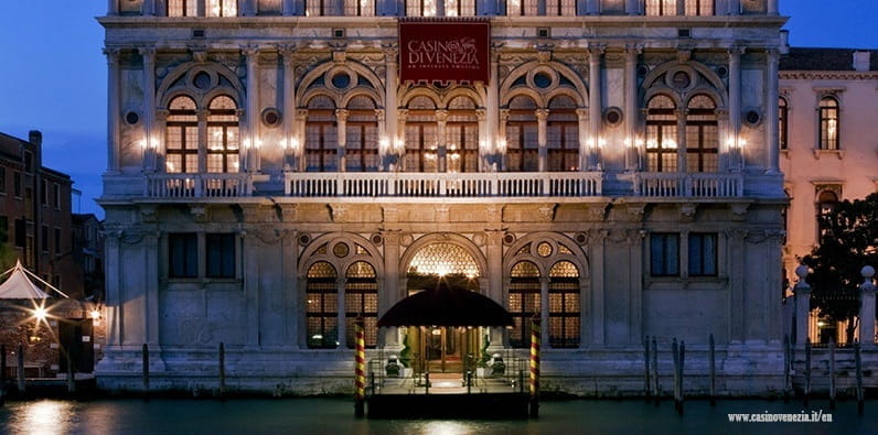 Vista de la fachada del Casino de Venecia por la noche