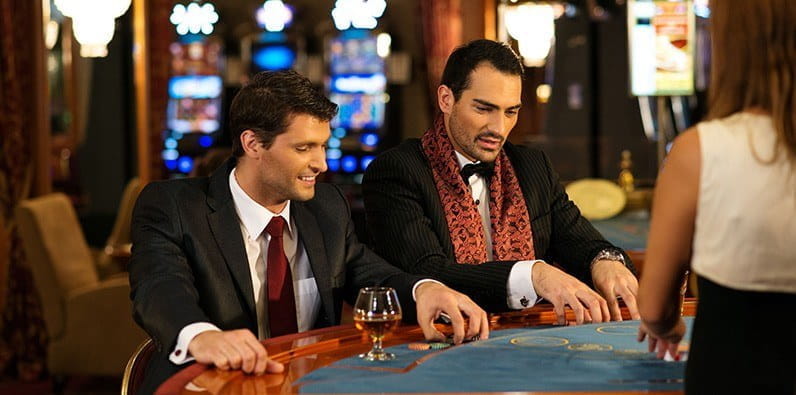 Dos hombres juegan en casino