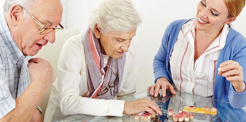 Los mayores de edad juegan juegos de mesa