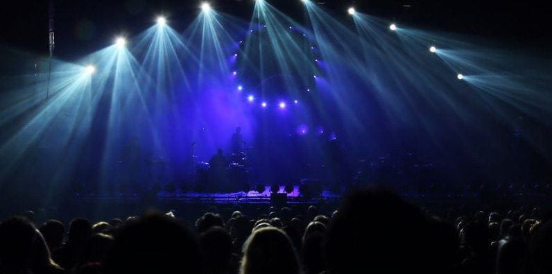 Un escenario iluminado con luces durante un concierto.
