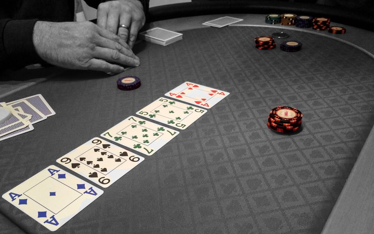 Una mesa de casino con cartas y fichas de póker
