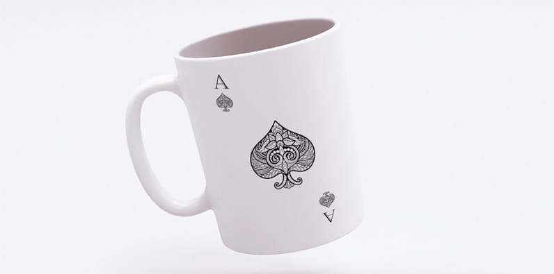 Taza con impresión de as de espadas diseñada para jugadores.