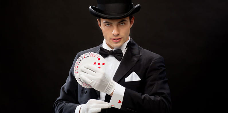 El ilusionista David Copperfield con cartas de jugar en la mano