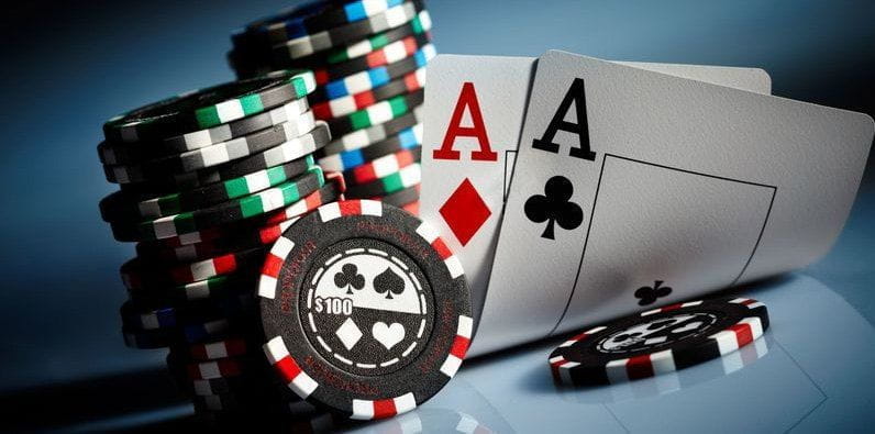 Fichas de póker y dos cartas de Ases