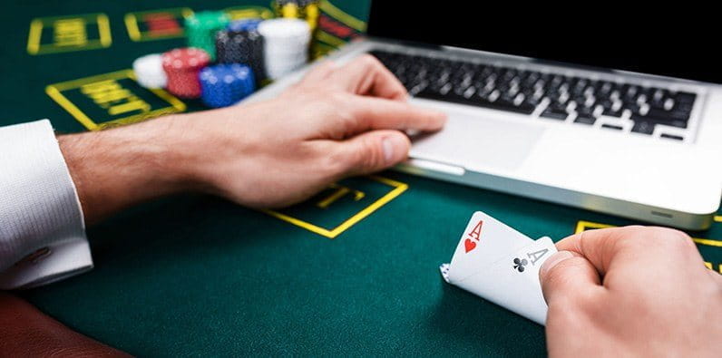 Teclado de ordenador en una mesa de casino