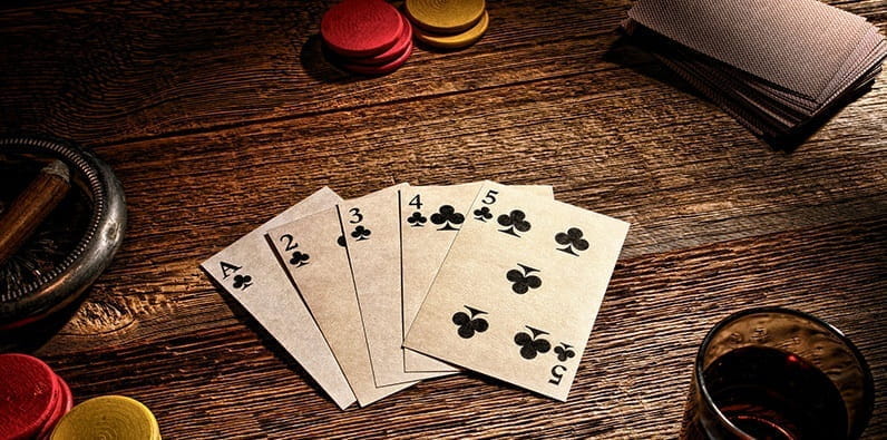 Una mano de póker encima de una mesa