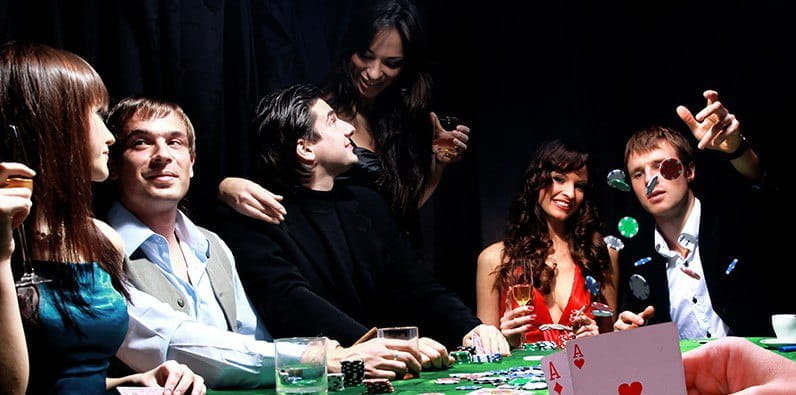 Mesa de póker con jugadores vestidos de manera adecuada.