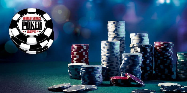 Fichas de casino apiladas y el nombre del torneo de las Series Mundiales de póker
