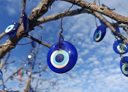 Amuleto turco Nazar representado por un ojo en color azul.