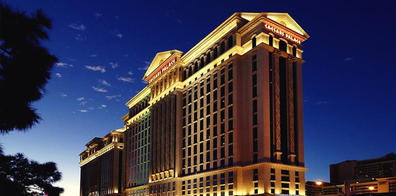 Edificio del hotel Caesars Palace en Las Vegas de noche