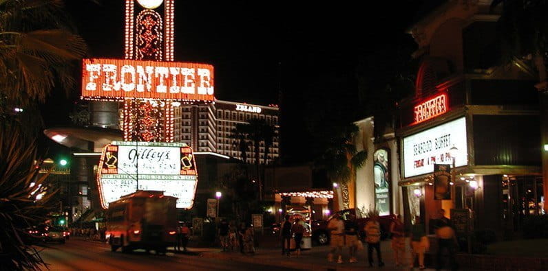 La entrada principal del hotel The New Frontier en Las Vegas