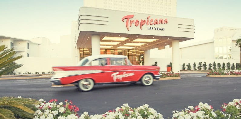 Un coche rojo en la entrada principal del hotel Tropicana en Las Vegas