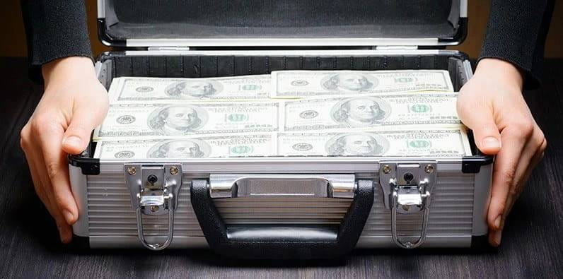 Una maleta llena de dólares estadounidenses
