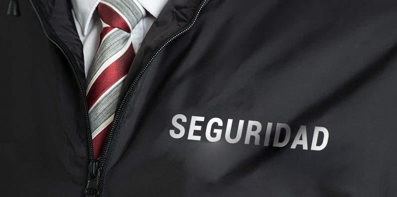 Una chaqueta masculina con la palabra "Seguridad"