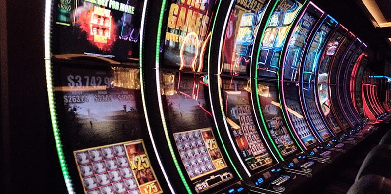 Máquinas tragaperras en un casino físico