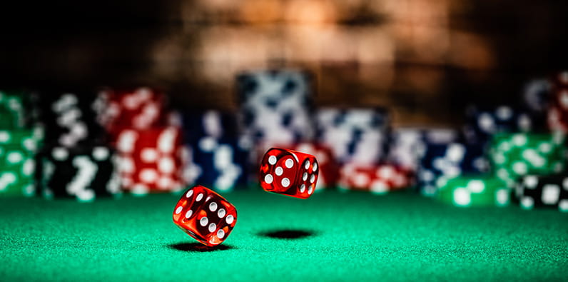 Dos dados de juego en una mesa de casino