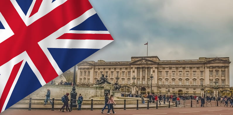 El palacio real británico y la bandera nacional del Reino Unido